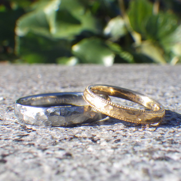 荒らし鎚目とミルの美しい雰囲気・ハフニウムとイエローゴールドの結婚指輪　Hafnium & Yellow Gold Rings