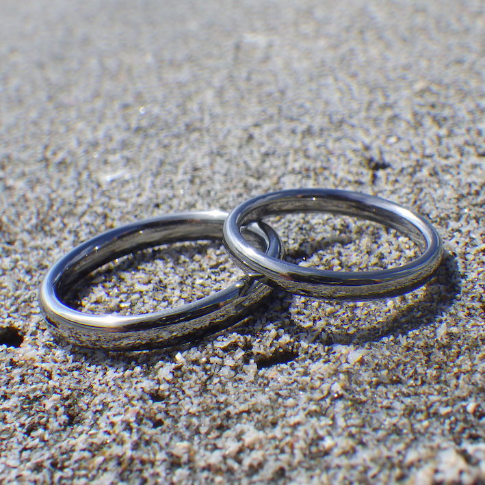 絶妙な着け心地・ハフニウムの結婚指輪　Hafnium Rings