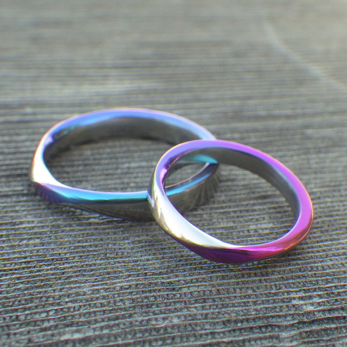 人気のメビウスの輪のデザインに、ジルコニウムの発色　Zirconium Rings