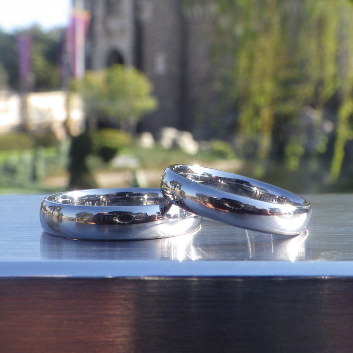 美しく世界を映し込む鏡面・タンタルの結婚指輪　Tantalum Rings