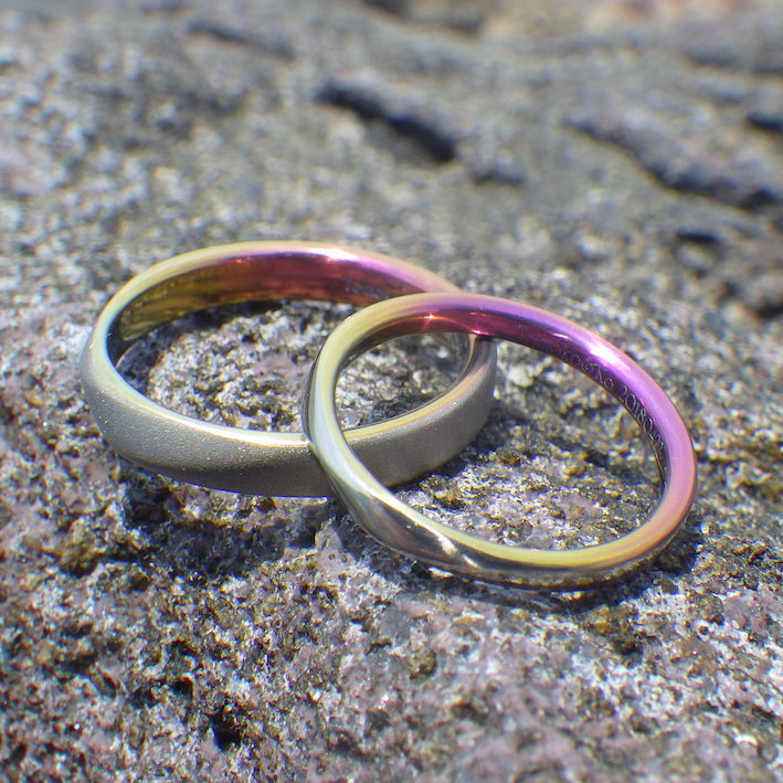 お揃いの鮮やかな発色・ジルコニウムの結婚指輪　Zirconium Rings