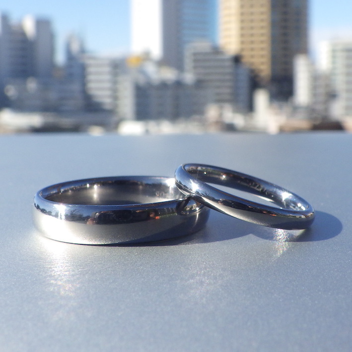 シンプルなシルエットに映えるタンタルならではの色味の美しさ・タンタルの結婚指輪　Tantalum Rings