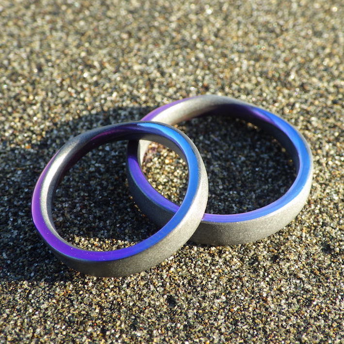 鮮やかなパープルのメビウスの輪・ジルコニウムの結婚指輪　Zirconium Rings