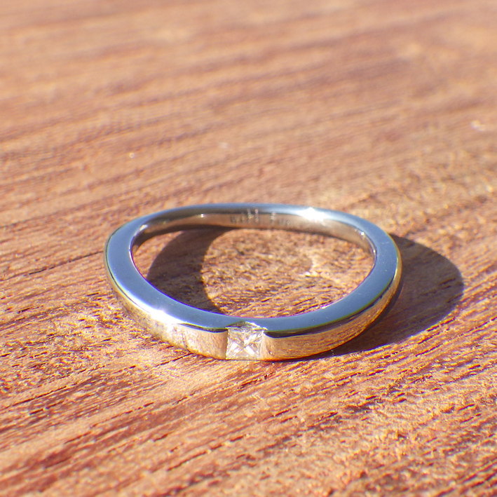 プリンセスハグセッティングをアレンジ！ハフニウムの婚約指輪　Hafnium Ring