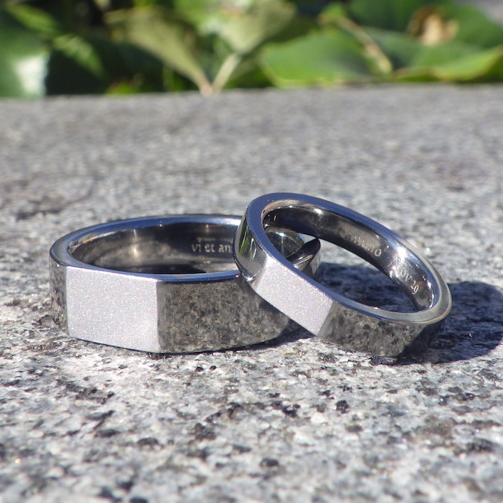 黄金矩形を削り出したデザイン・タンタルの結婚指輪