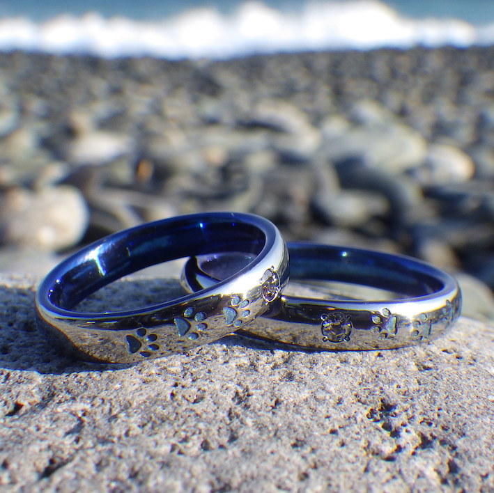 アレキサンドライトとクマの足跡のデザイン・ハフニウムの結婚指輪　Hafnium Rings