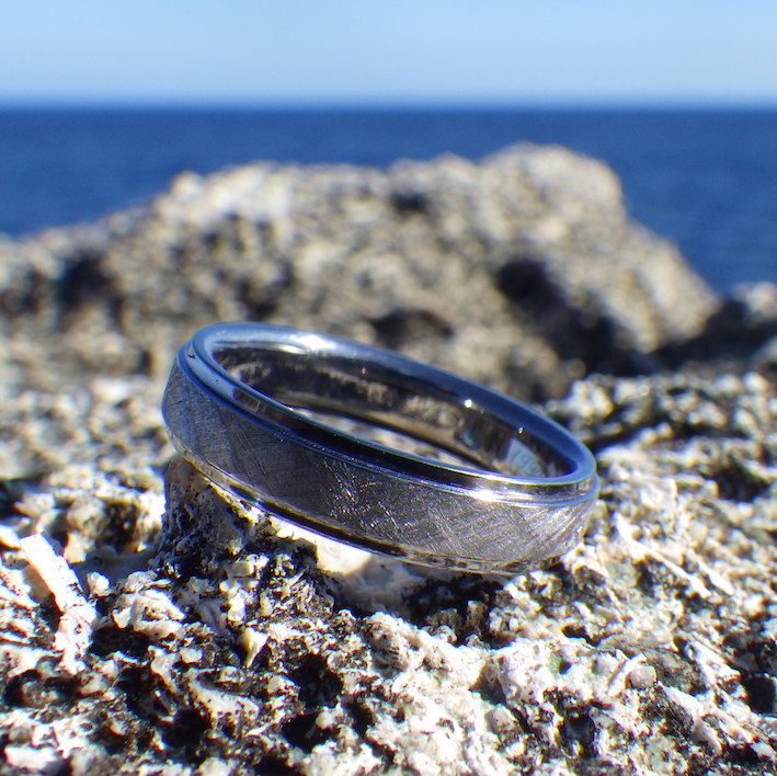 様々な表情を見せるタンタルの素材の美しさ　Tantalum Ring