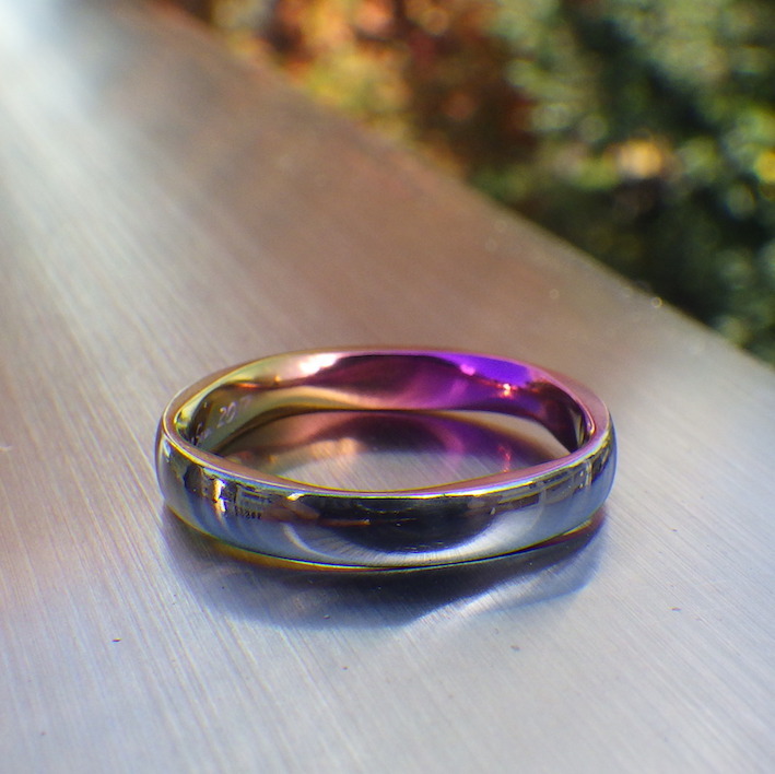 ニオブの美しい陽極酸化発色を活かした結婚指輪　Niobium Ring