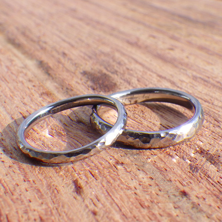 金槌で叩いた独特のテクスチャー・タンタルの結婚指輪　Tantalum Rings