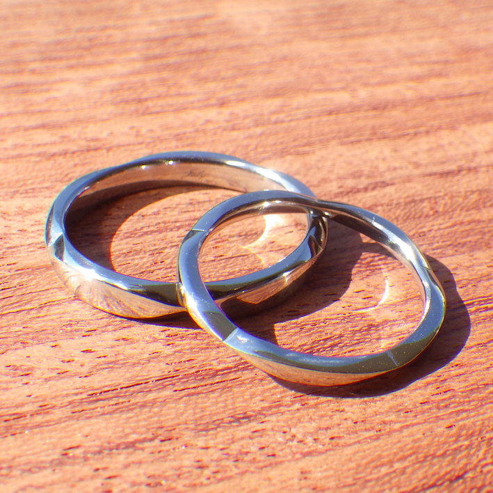 ツバキの花弁をデザインのイメージに・ハフニウムの結婚指輪　Hafnium Rings