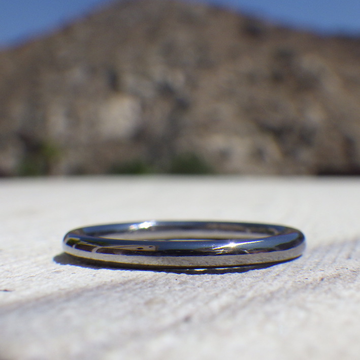 シンプルで静かな輝きのタンタルの結婚指輪　Tantalum Ring