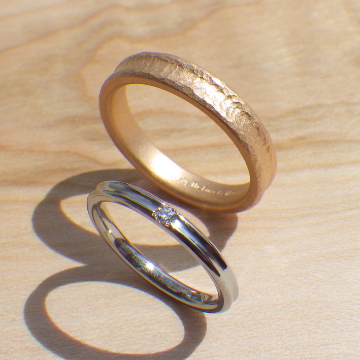 オレンジゴールドとハフニウムの美しい色合わせの結婚指輪　Orange gold & Hafnium Rings