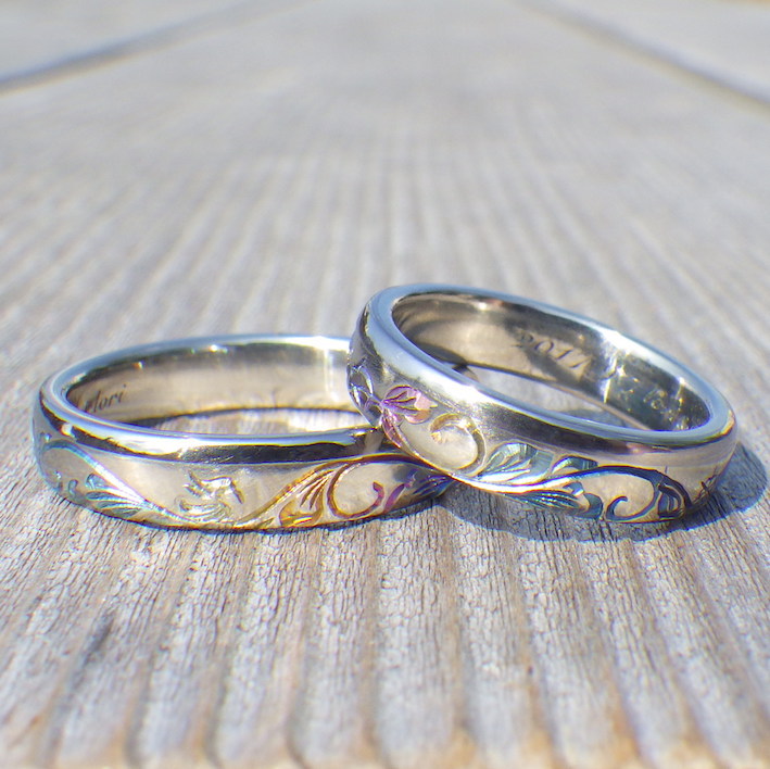 手彫りの図柄に鮮やかなグラデーション発色の結婚指輪　Zirconium & Tantalum Rings